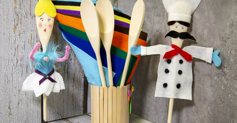 Grappige figuren met houten lepels